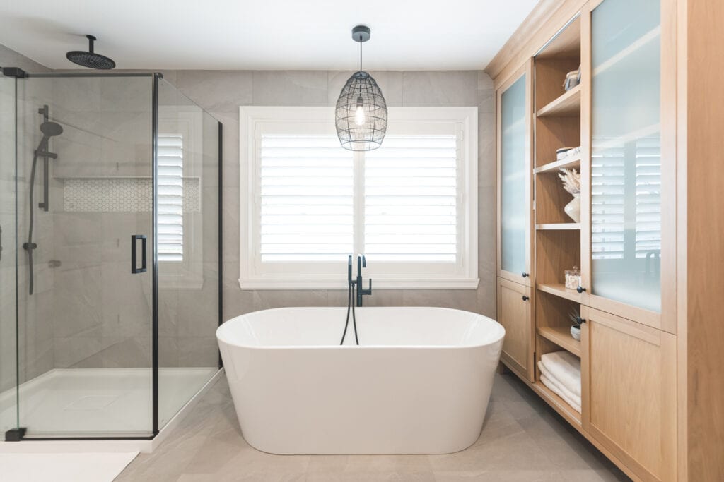 Salle de bain moderne et élégante.