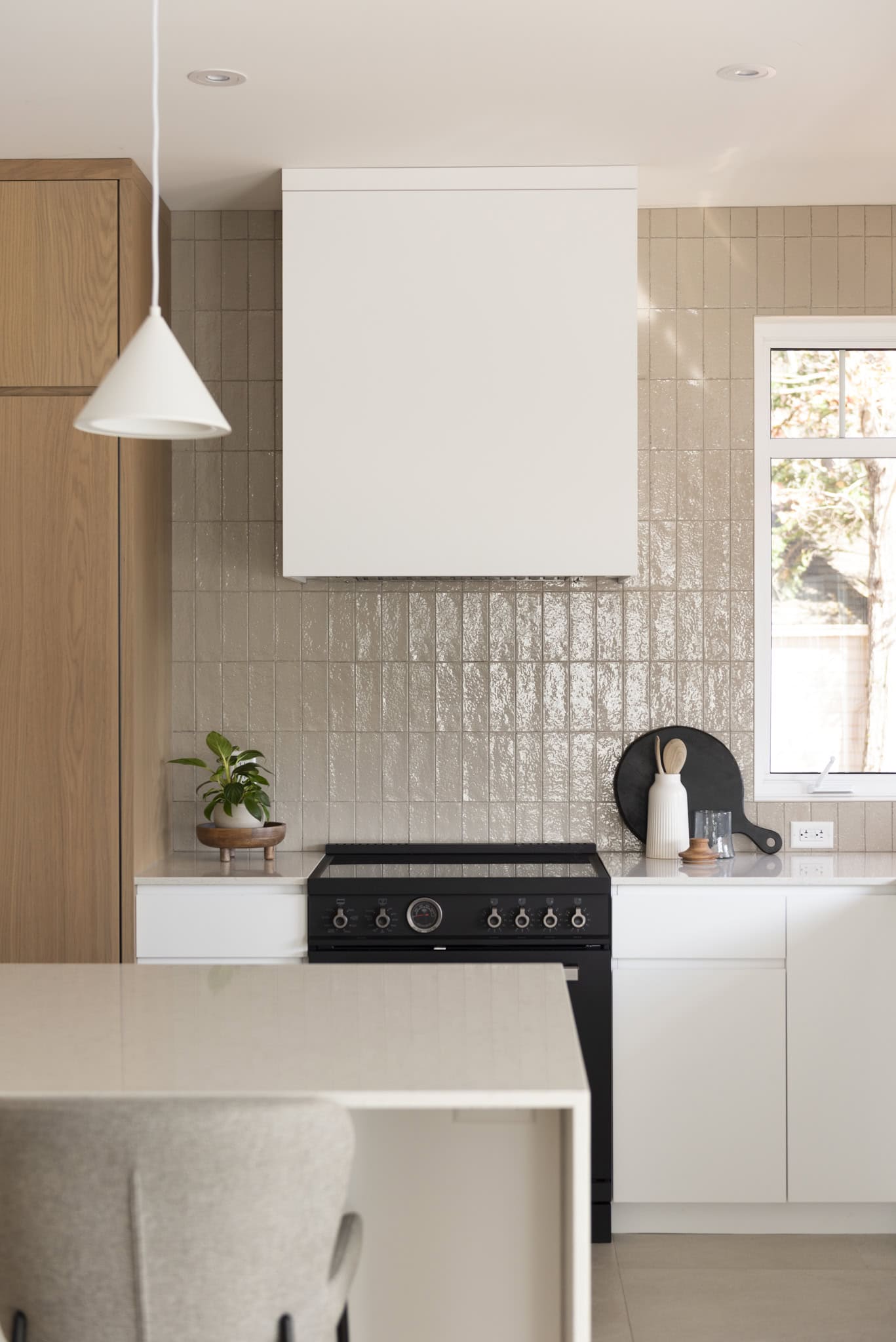 Cuisine moderne avec éléments épurés.