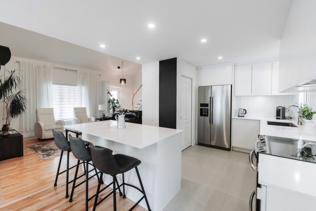 Cuisine moderne et lumineuse.