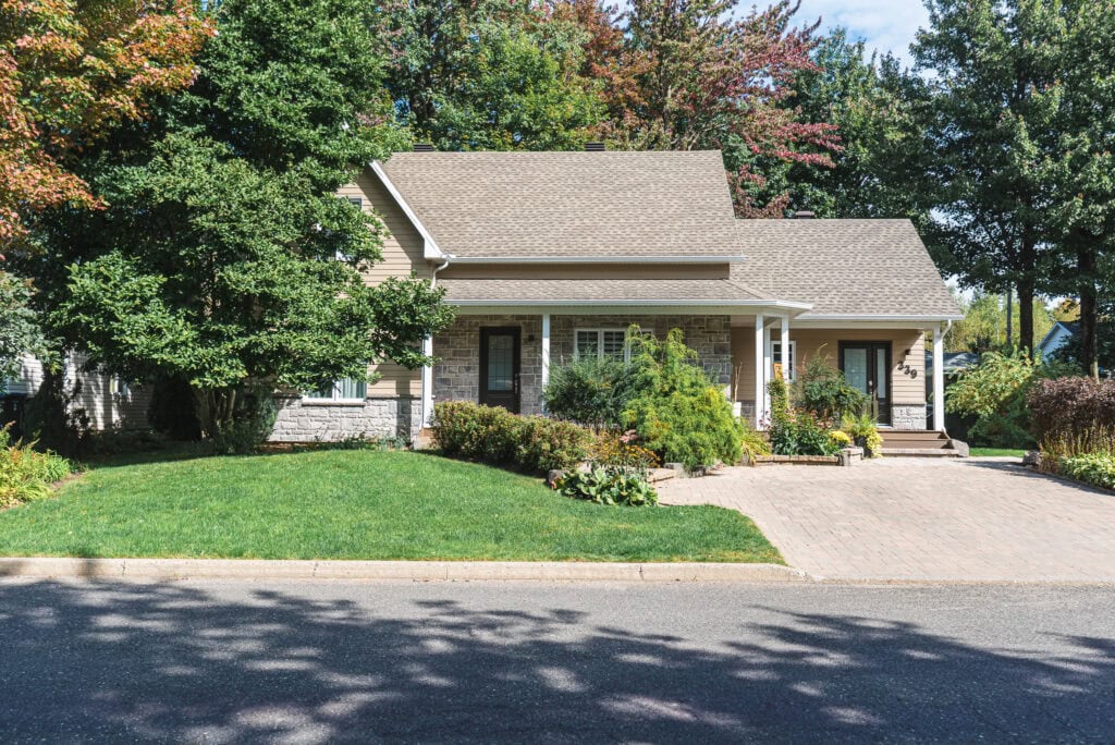 Maison avec jardin et allée pavée