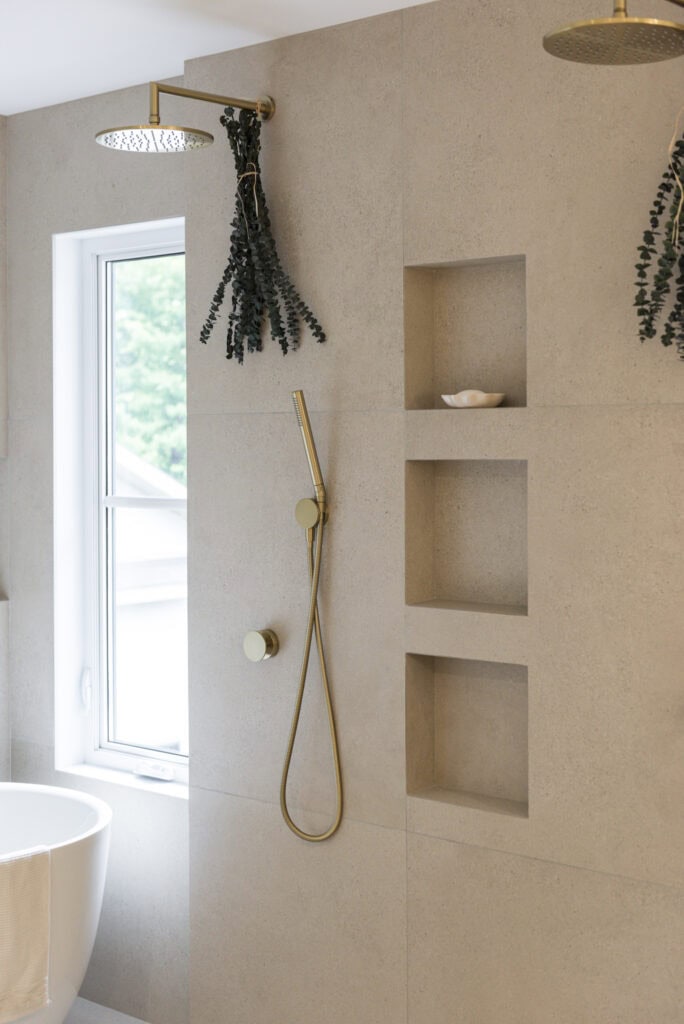 Douche moderne avec étagères intégrées