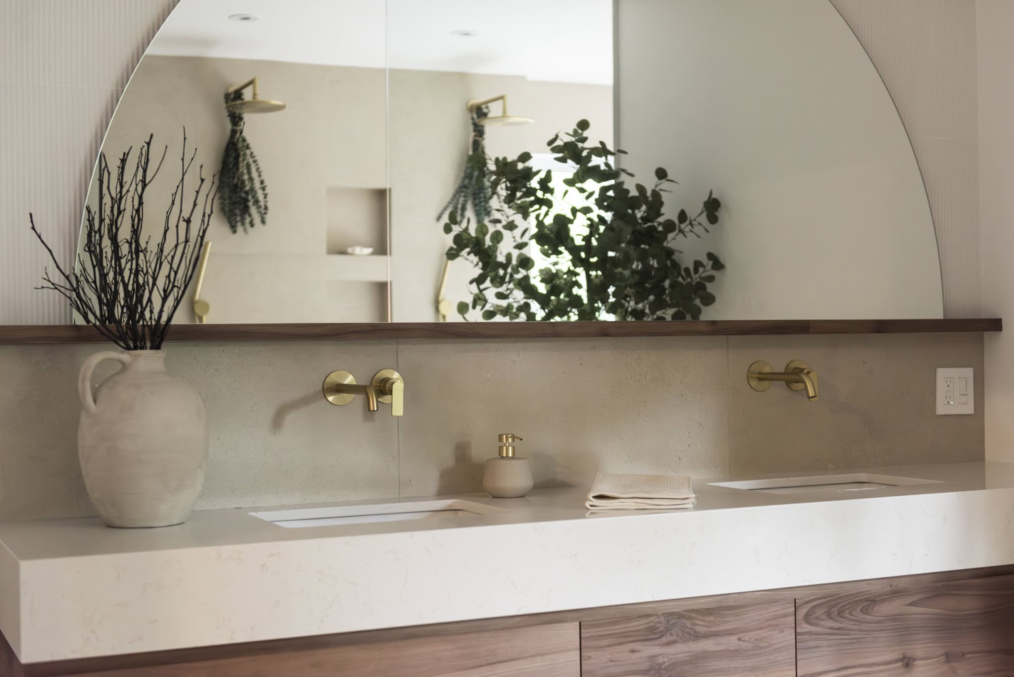 Salle de bain moderne avec miroir