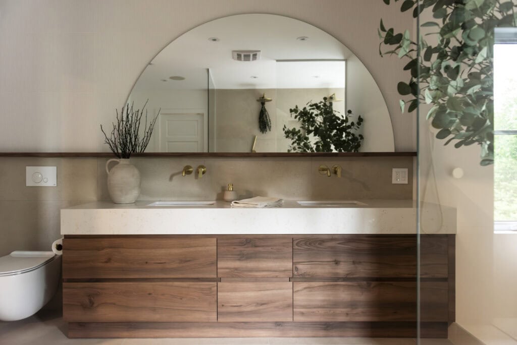Salle de bain moderne avec miroir