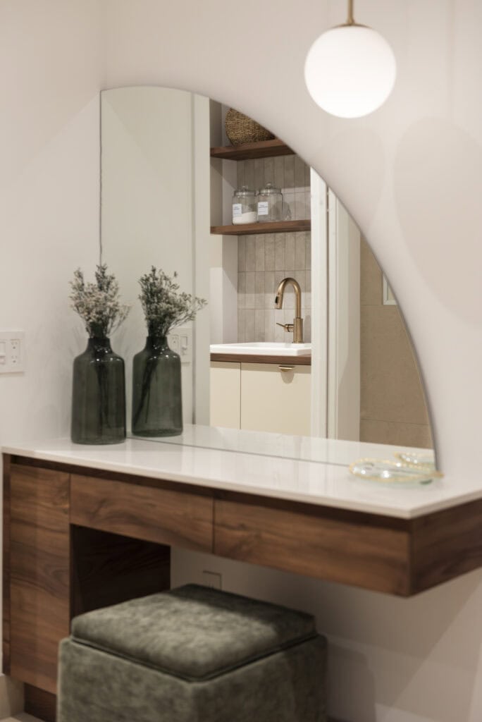 Coiffeuse moderne avec miroir élégant