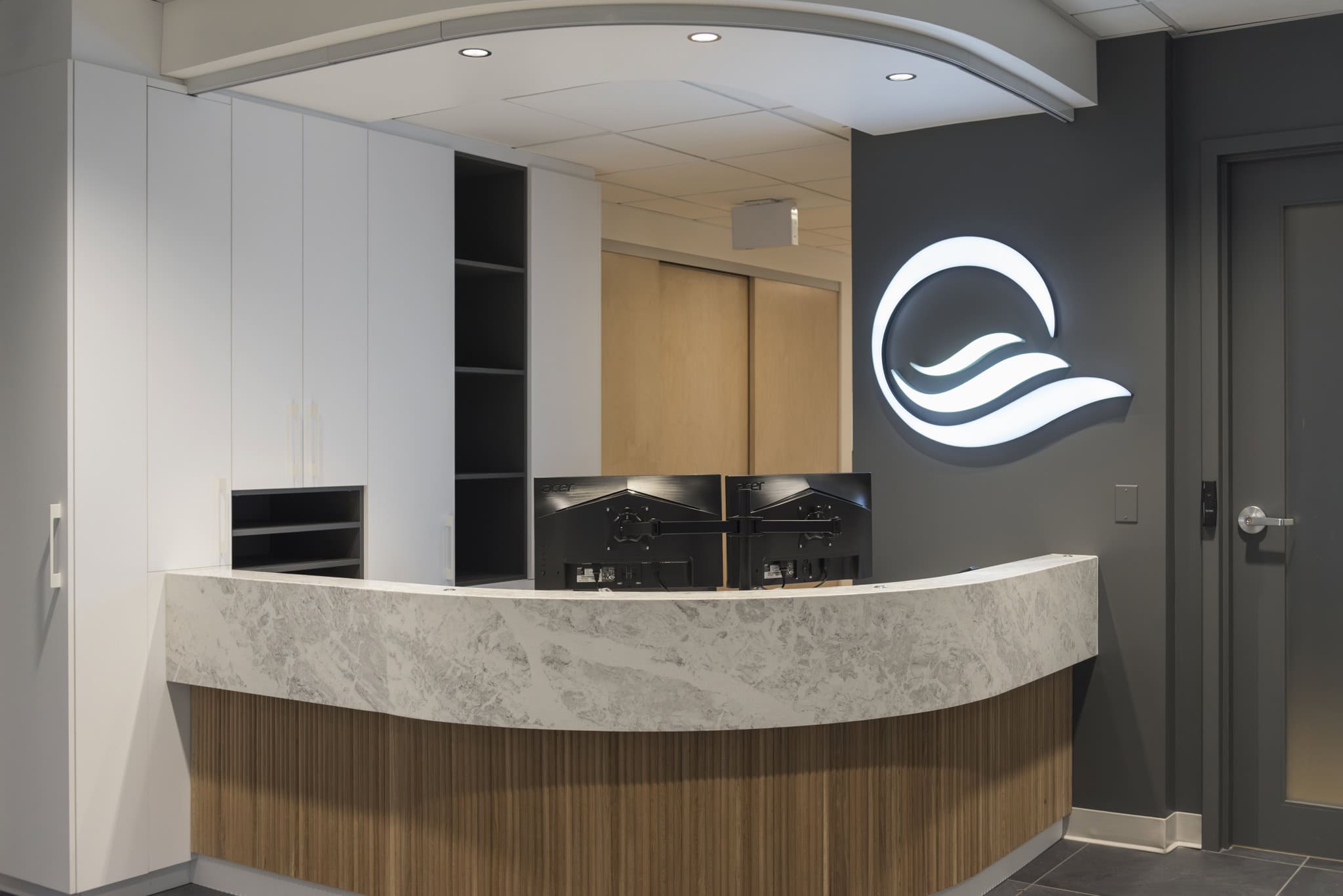 Réception moderne avec éclairage élégant.