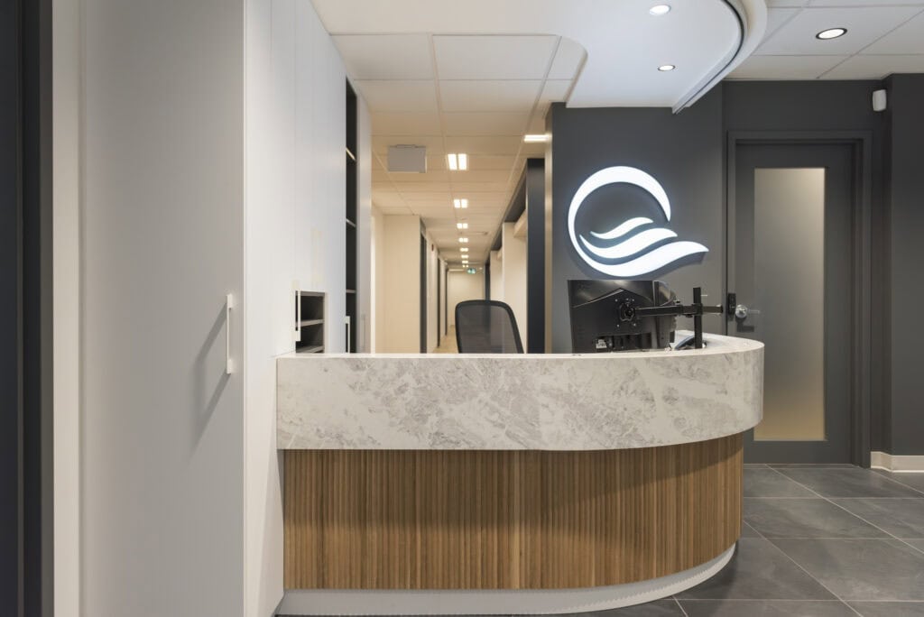Réception moderne avec design élégant
