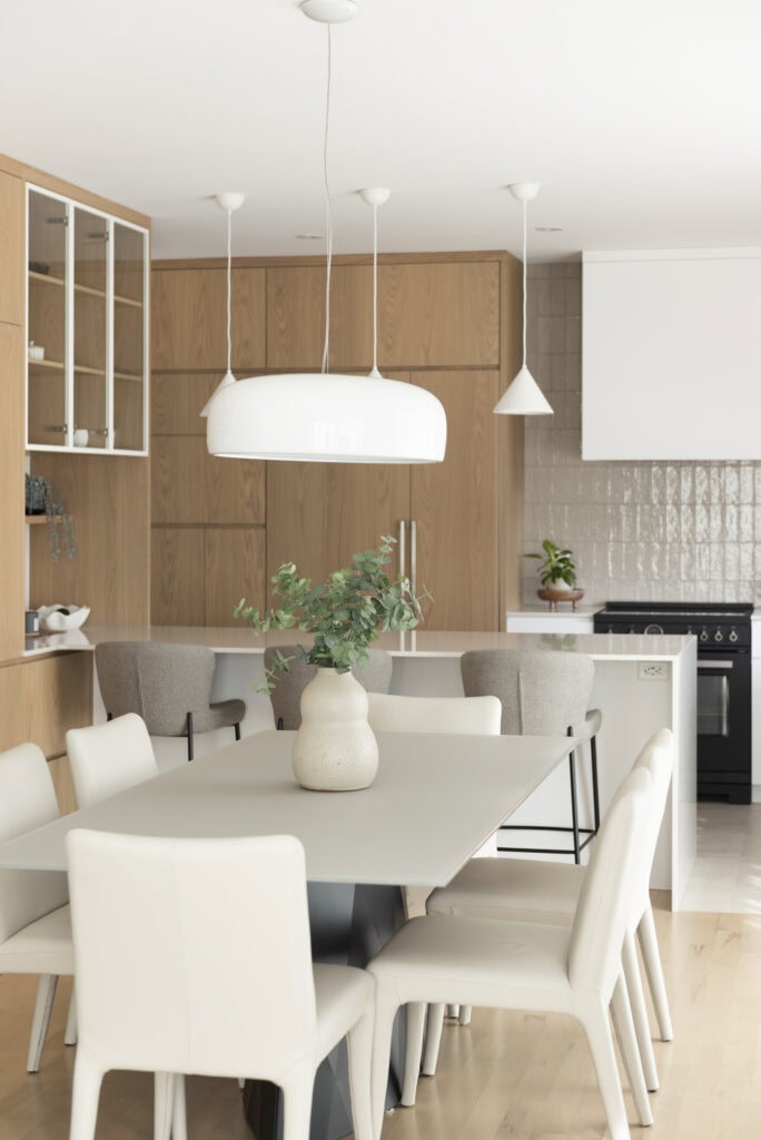 Cuisine moderne avec table et chaises.