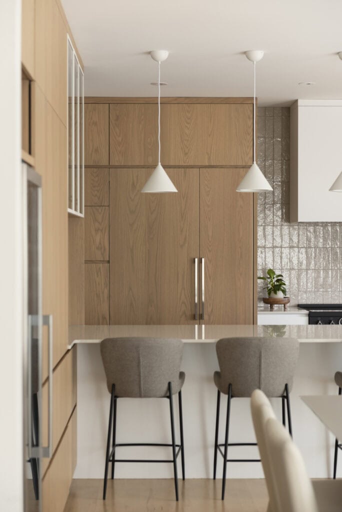 Cuisine moderne avec bar et chaises.