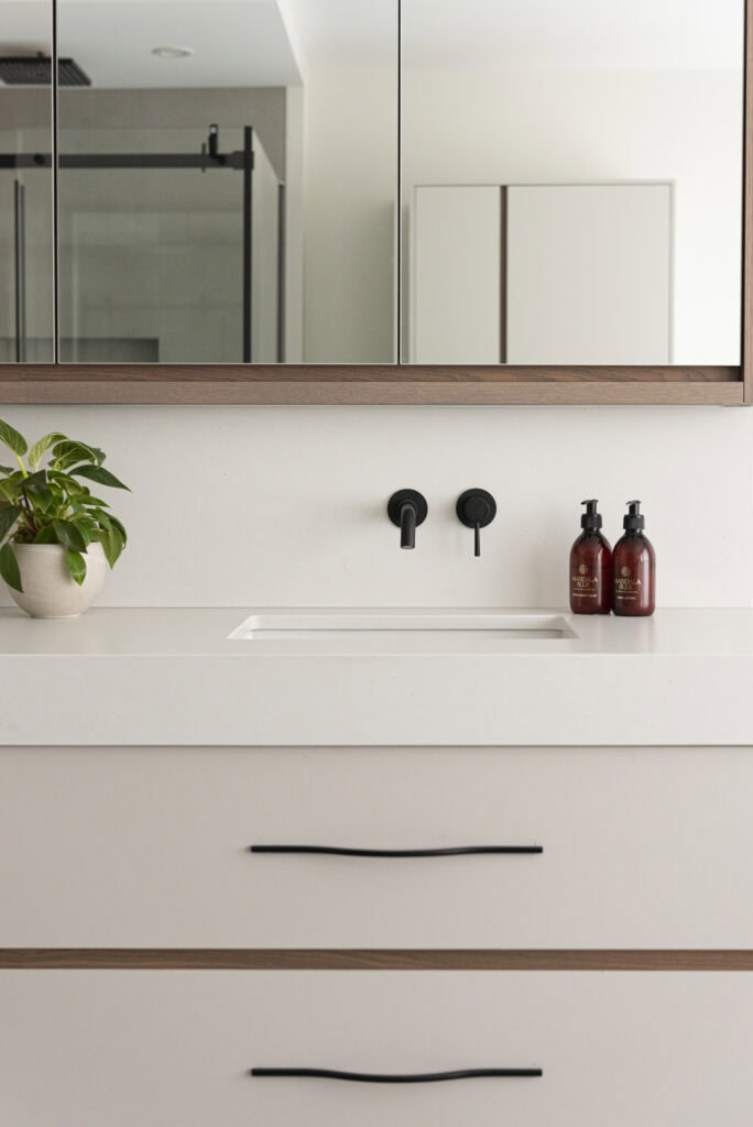 Salle de bain moderne avec lavabo