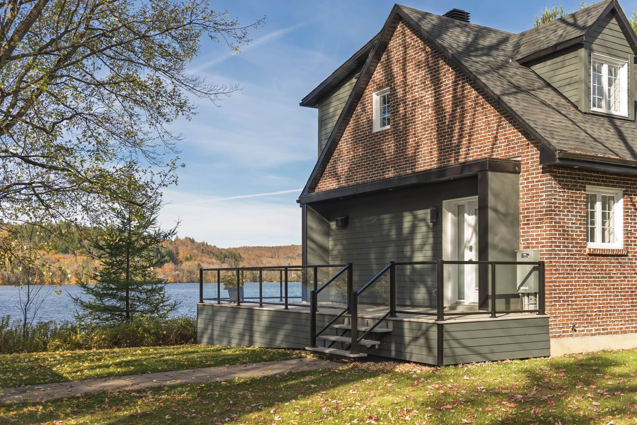 Maison au bord d'un lac