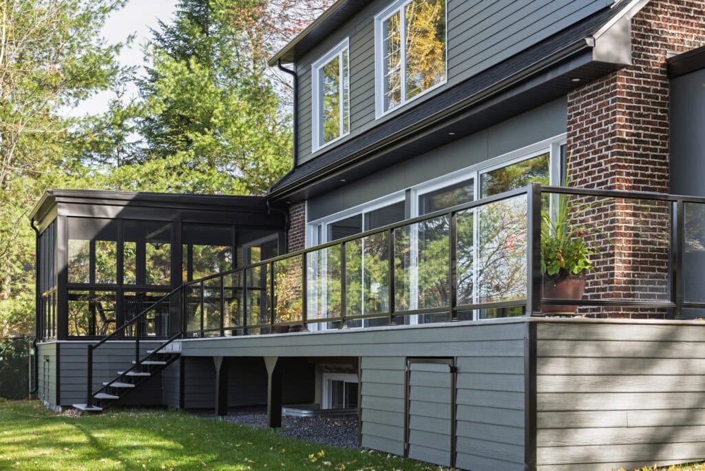 Maison moderne avec véranda et terrasse.