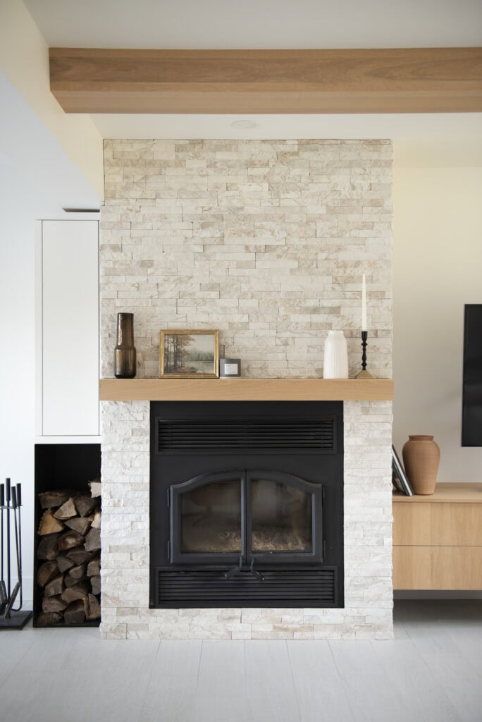 Cheminée moderne avec décor élégant.