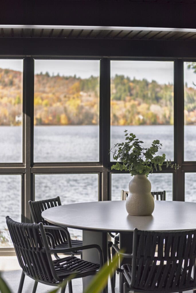 Vue sur lac avec table moderne.