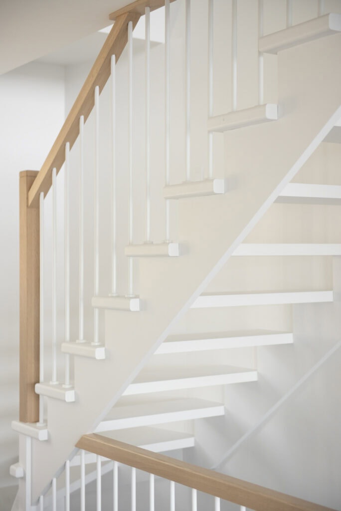 Escalier moderne en bois et blanc