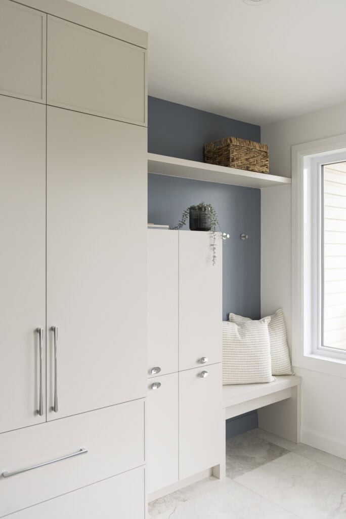 Espace de rangement moderne et lumineux