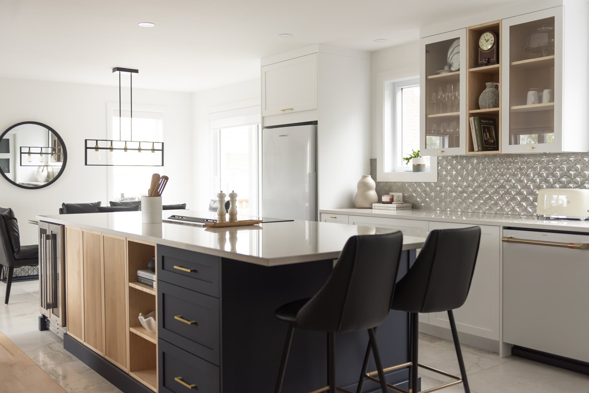 Cuisine moderne avec îlot central.