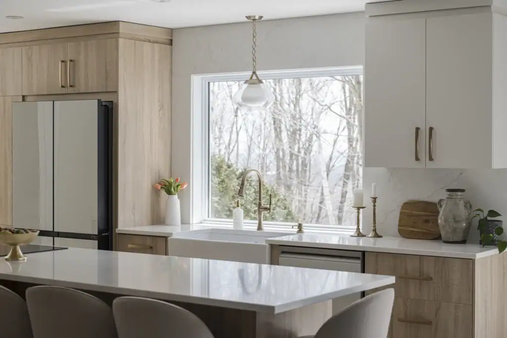 Cuisine moderne avec vue sur la nature.