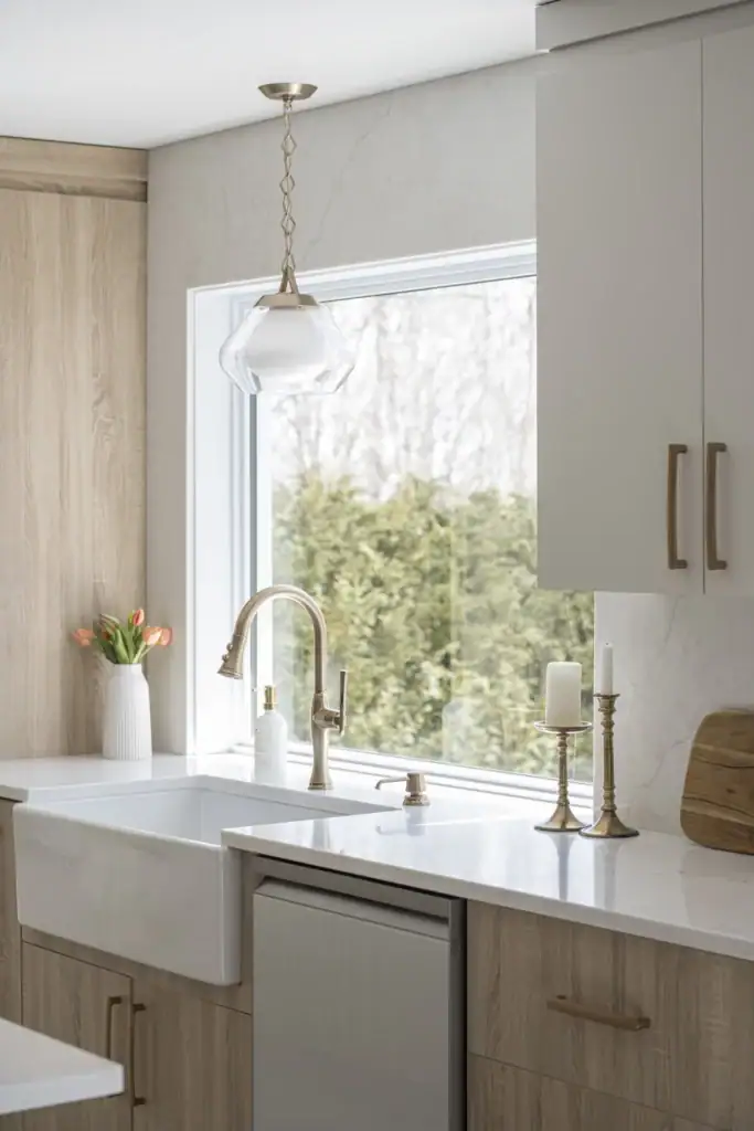 Cuisine moderne avec fenêtre lumineuse