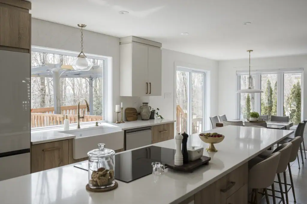 Cuisine moderne et lumineuse, bois clair.
