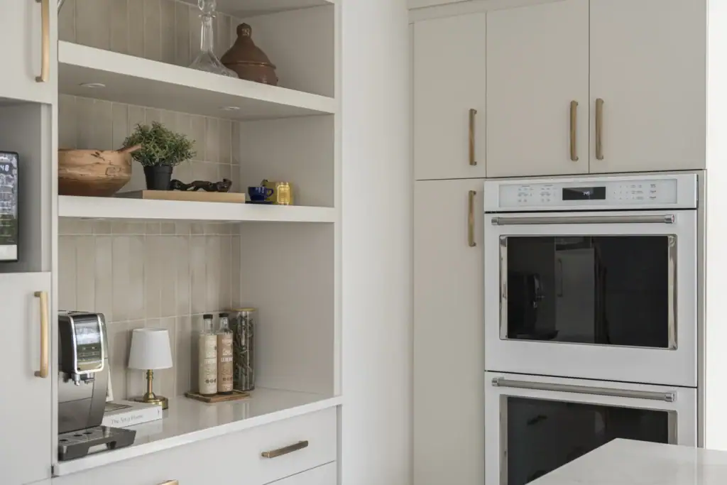 Cuisine moderne avec appareils intégrés.