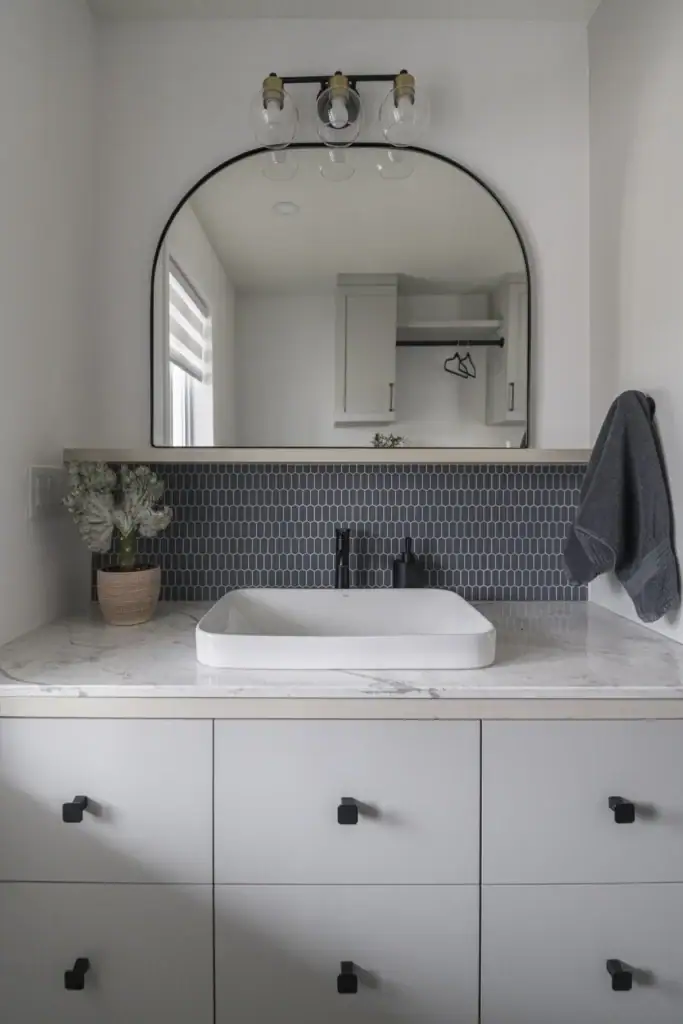 Salle de bain moderne et épurée.