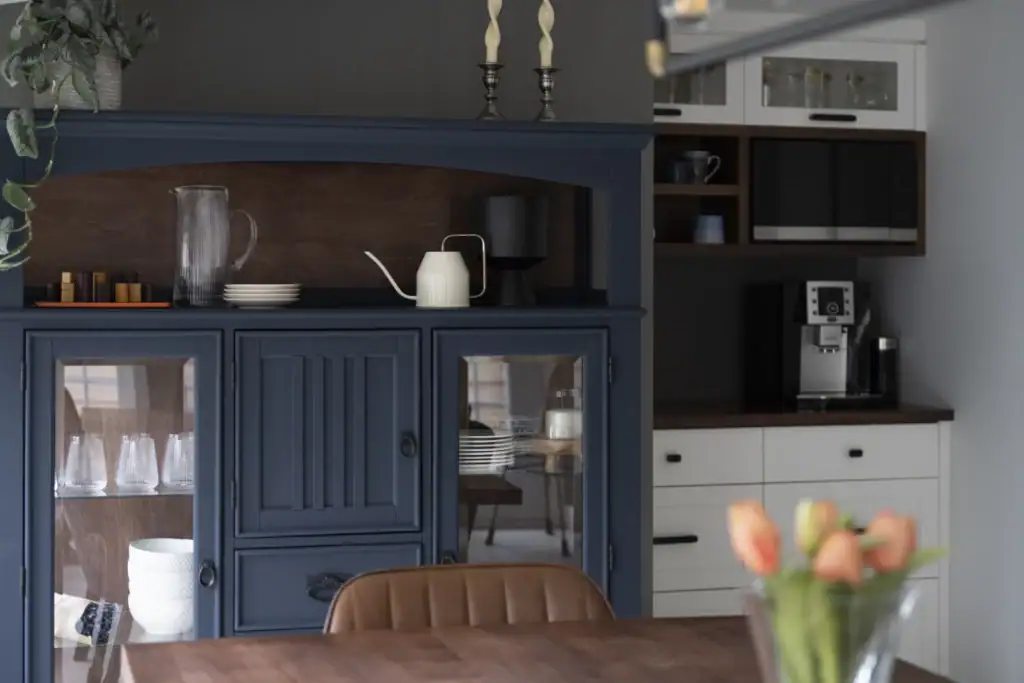 Cuisine moderne avec meuble bleu.