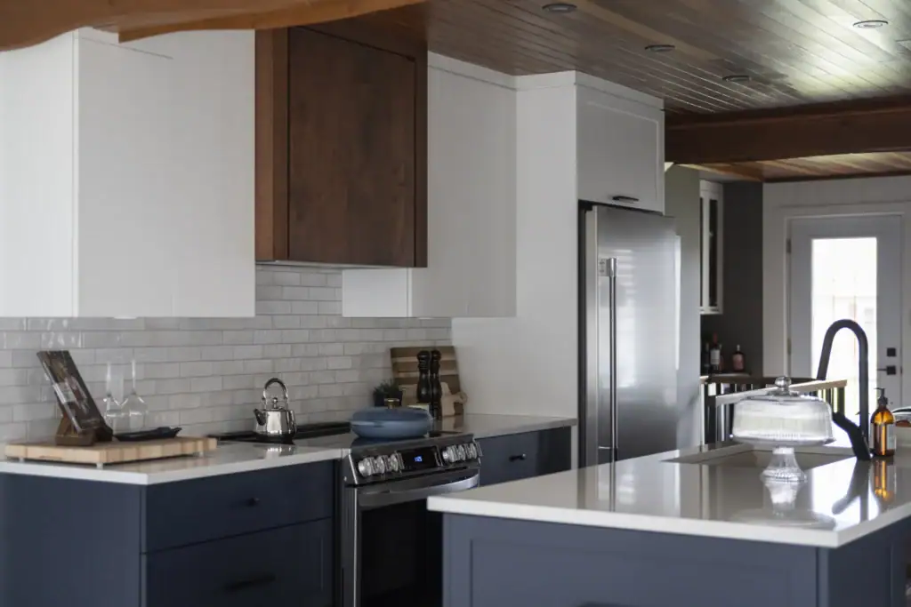 Cuisine moderne avec îlot central.