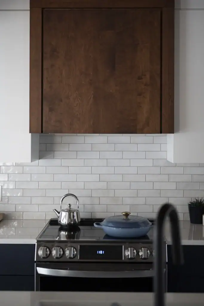 Cuisine moderne avec cuisinière et accessoires